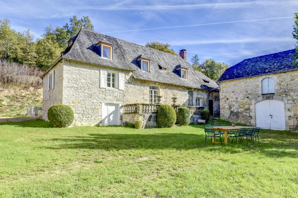 Vue de La Grave à Coly Saint-Amand, maison de vacances avec piscine privée et cadre naturel