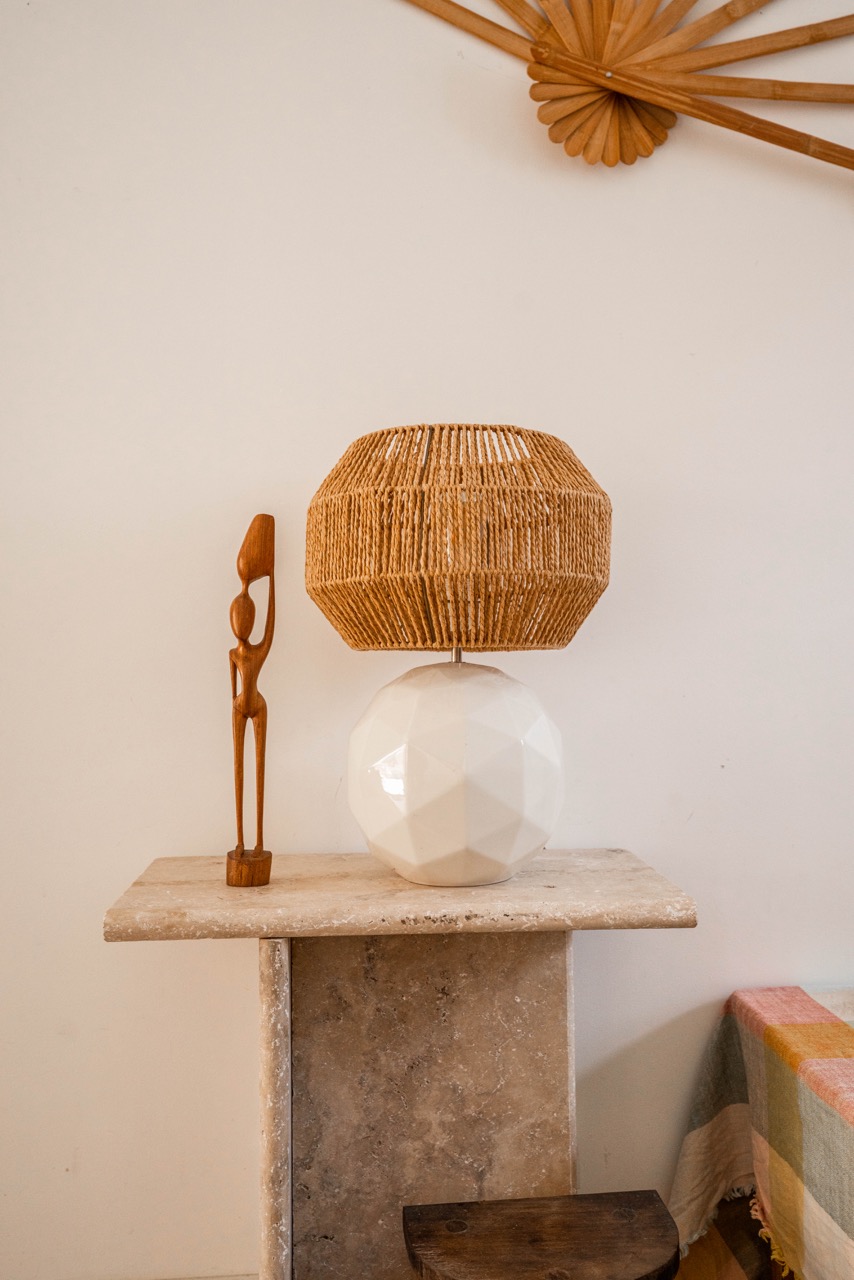 Détail décoratif inspiré de l'Afrique et du voyage, avec des éléments artisanaux et exotiques.