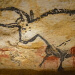 Représentation préhistorique d’animaux dans les grottes de Lascaux, trésor archéologique en Dordogne.