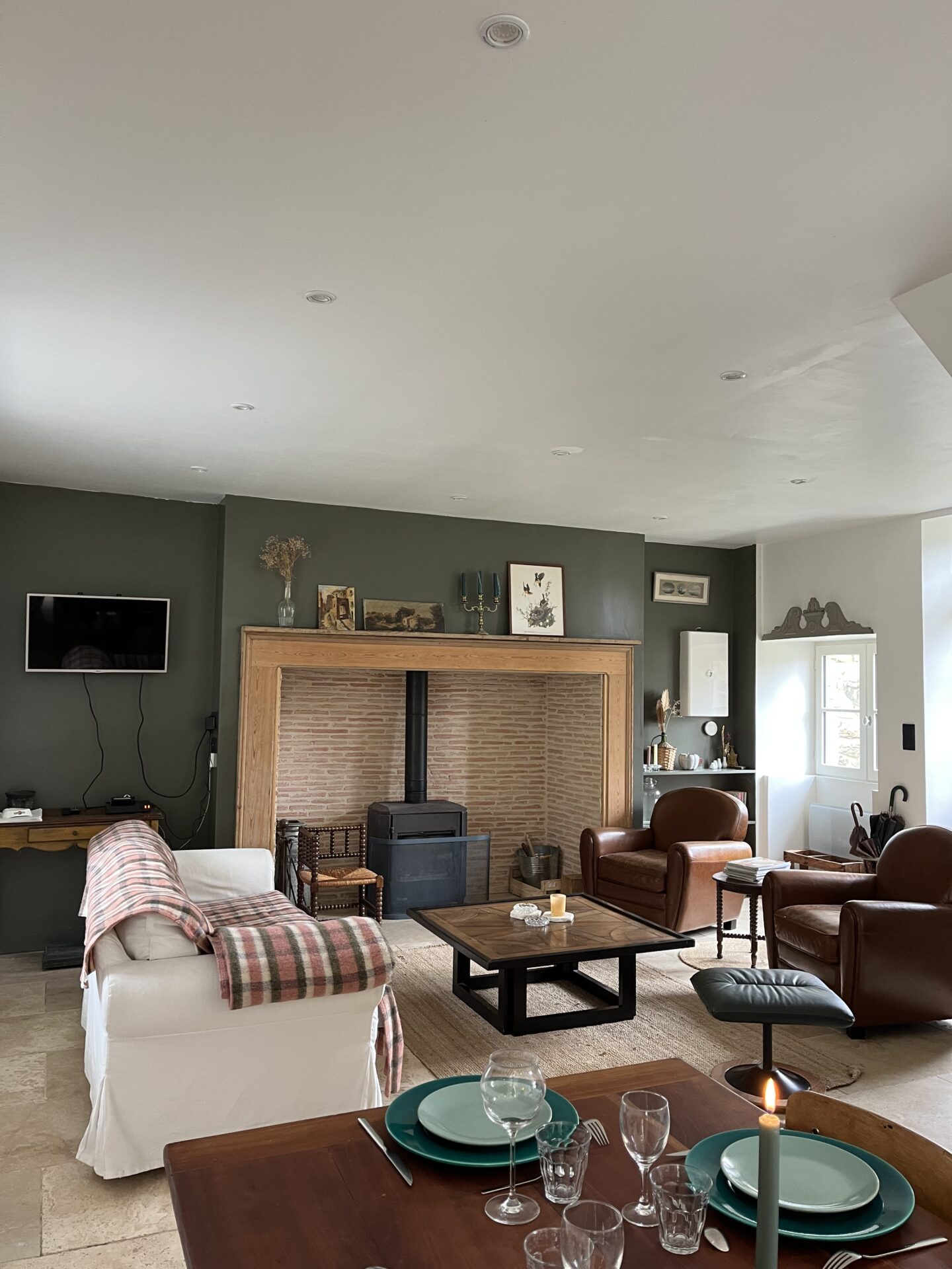 Salon lumineux avec cheminée en brique